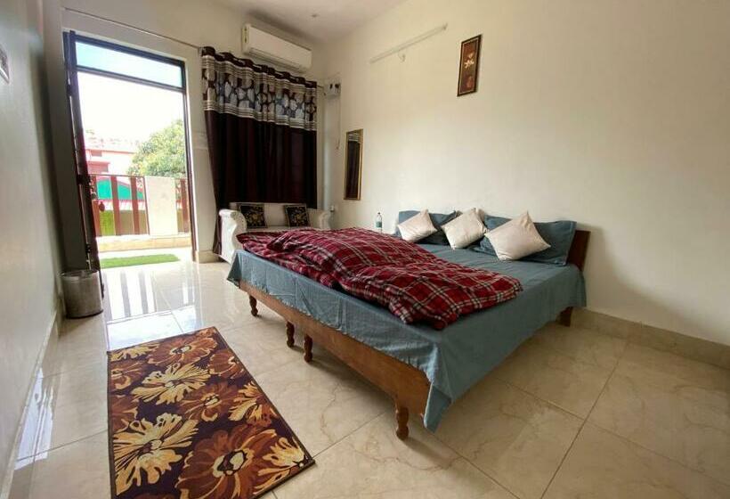 キングサイズベッドのスタンダードルーム, Sanskriti