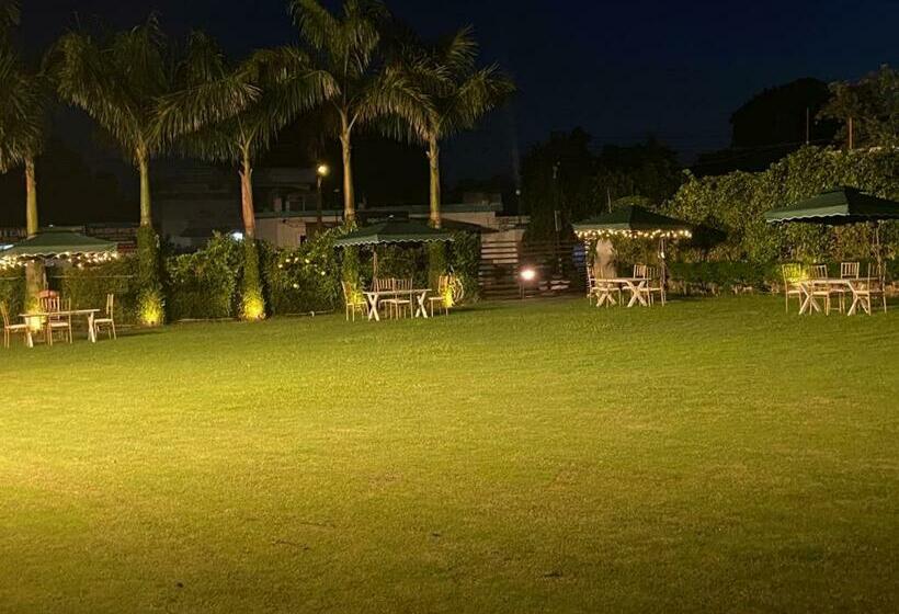 キングサイズベッドのスタンダードルーム, Sanskriti