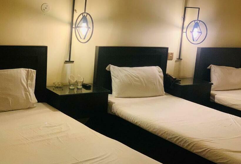 اتاق استاندارد سه نفره, Thikana