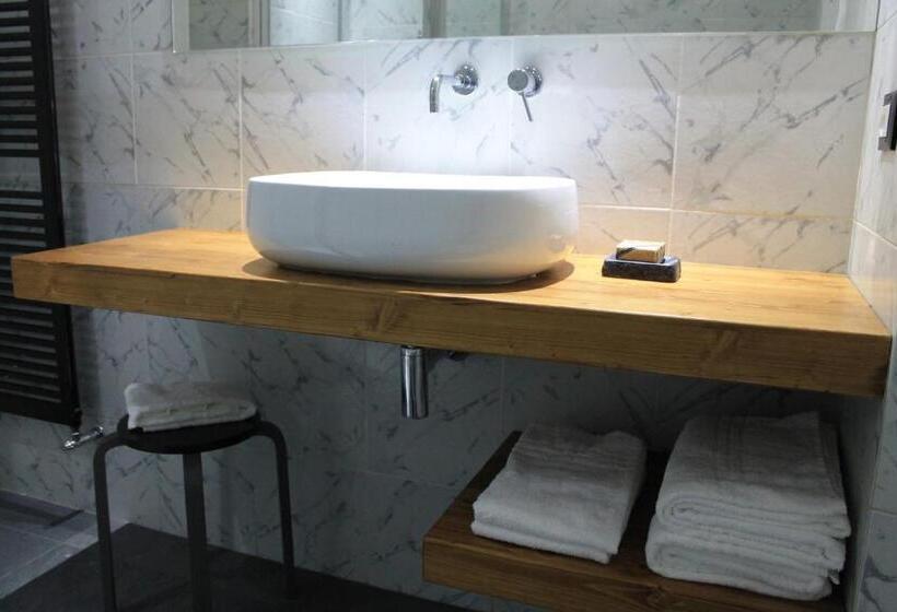 اتاق لوکس, Casa Mirko   B & B Con Stazione Ricarica Auto Elettriche Parcheggio Privato Auto Moto Biciclette