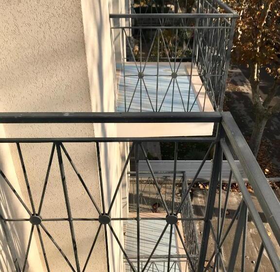 Полулюкс, Paris Resort