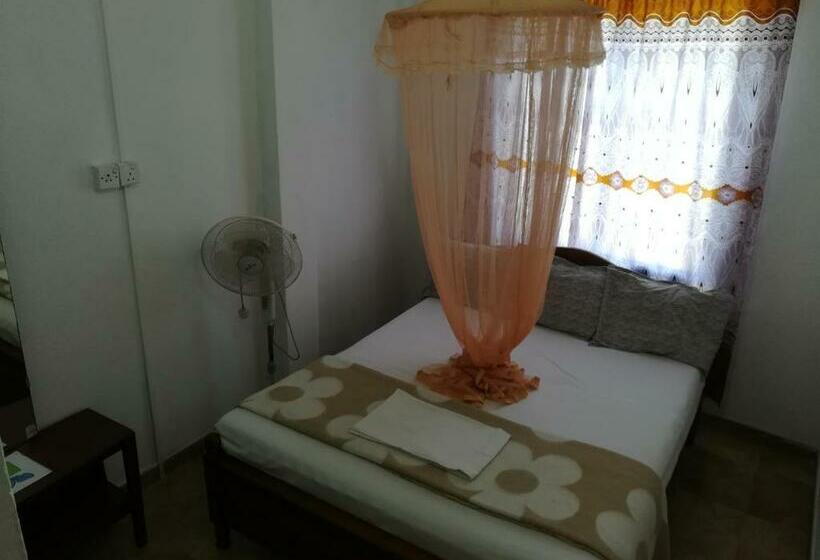 חדר אקונומי, Paradise Entrance