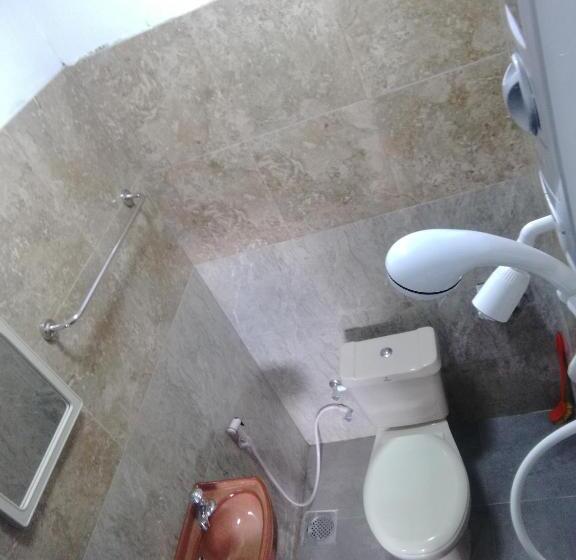 חדר אקונומי, Paradise Entrance