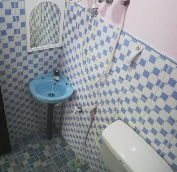 חדר אקונומי לשלושה, Paradise Entrance