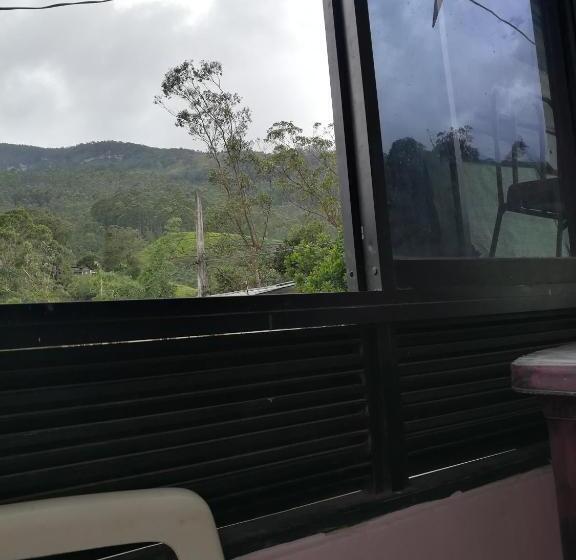 חדר קלאסי לארבעה, Paradise Entrance