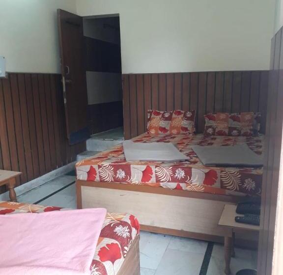 コンフォートトリプルルーム, Rajpal Guest House