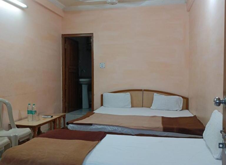 コンフォートトリプルルーム, Rajpal Guest House