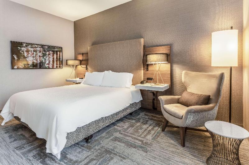 キングサイズベッドのスタンダードルーム, Hilton Garden Inn Indianapolis Downtown