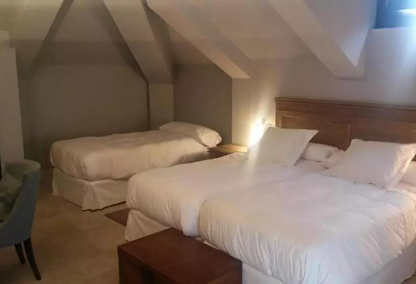Habitación Triple Estándar, Palacio De Mengibar