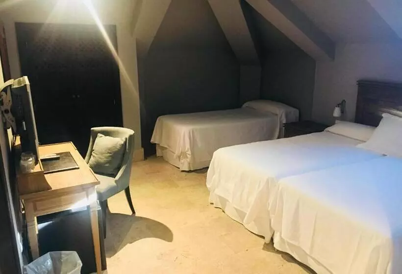 Habitación Triple Estándar, Palacio De Mengibar