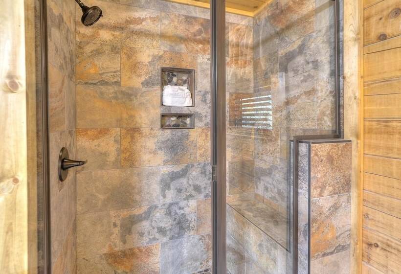 小室, Riverstone Condo Resort & Spa