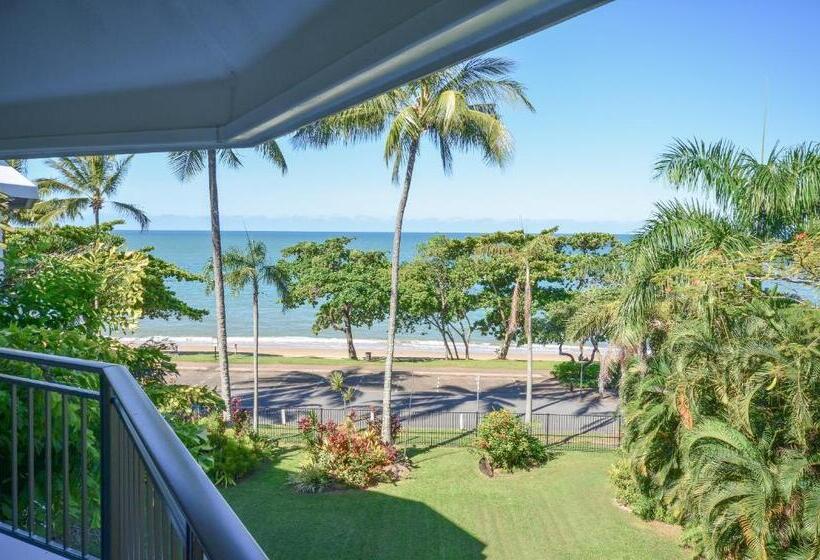 Superior 2-bedroom flat with sea view, Roydon Beachfront Apartments