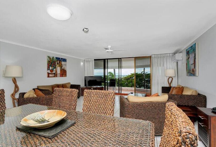 Superior 3-bedroom flat with sea view, Roydon Beachfront Apartments