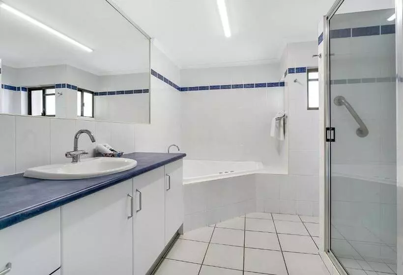 2 Bedroom Apartment with Views, Roydon Beachfront Apartments