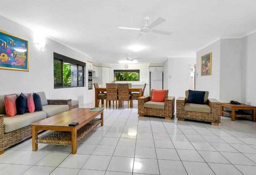 2 Bedroom Apartment with Views, Roydon Beachfront Apartments