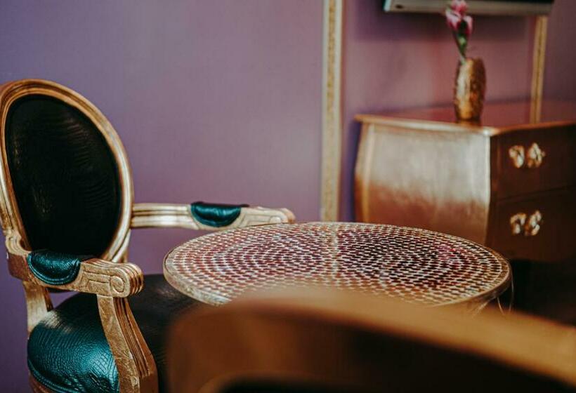 جناح, Soho Boutique