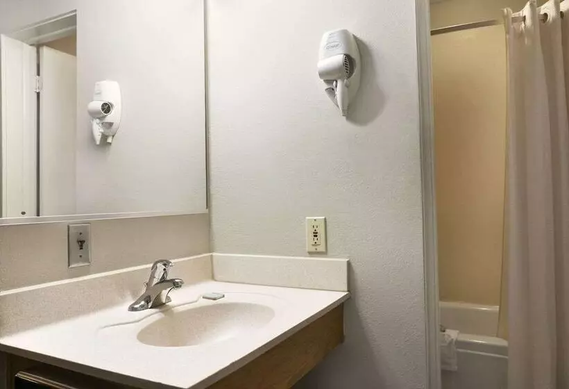 ２ダブルベッドのスタンダードルーム, Travelodge By Wyndham Romulus Detroit Airport