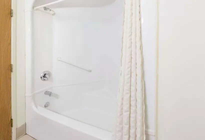 ２ダブルベッドのスタンダードルーム, Travelodge By Wyndham Romulus Detroit Airport