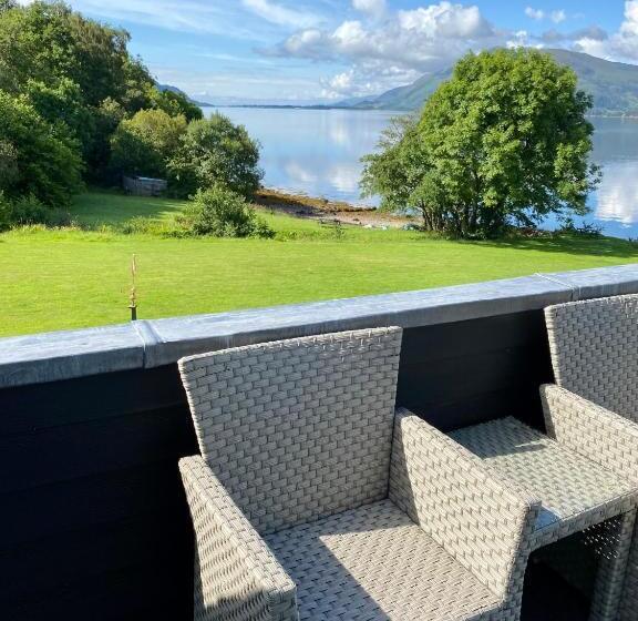 اتاق استاندارد با چشم‌انداز دریاچه, Campfield House