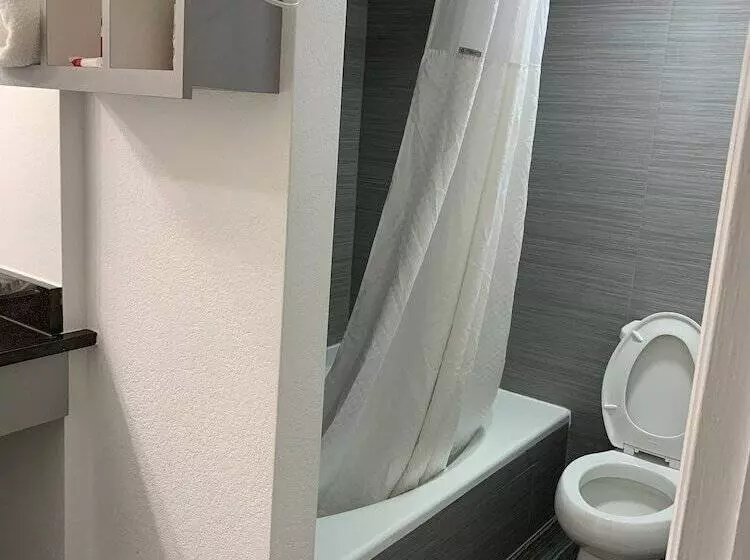 デラックススタジオ, Arya Blu Inn And Suites