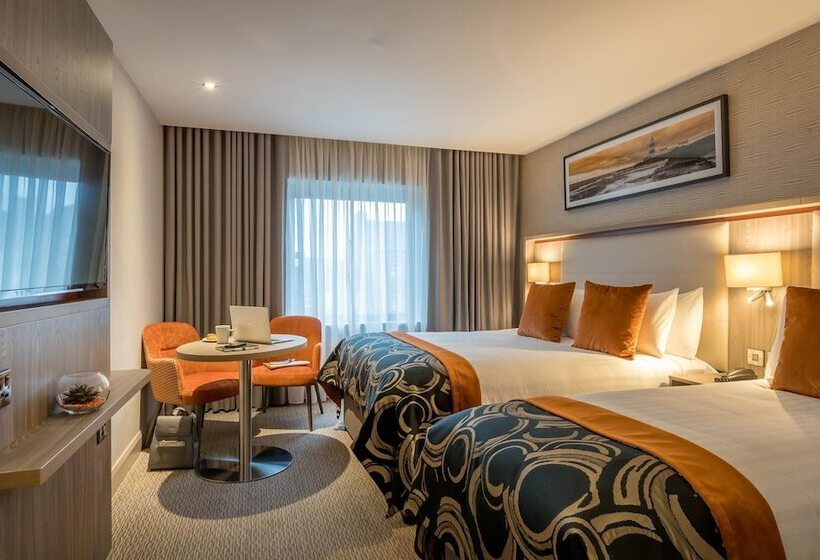 ファミリールーム, Clayton Whites