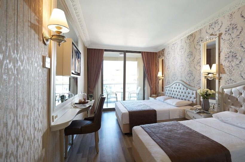 غرفة قياسية ثلاثية, Emre Beach & Emre Hotel