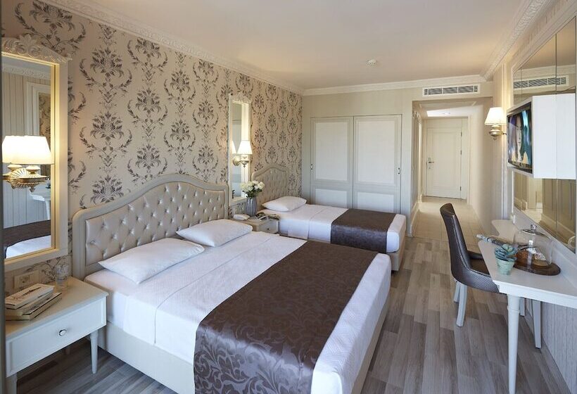 غرفة قياسية ثلاثية, Emre Beach & Emre Hotel