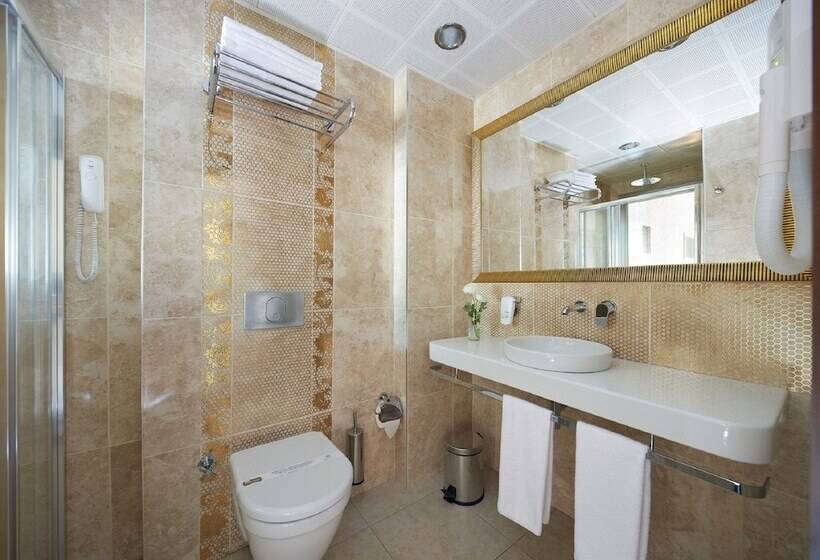 غرفة قياسية ثلاثية, Emre Beach & Emre Hotel