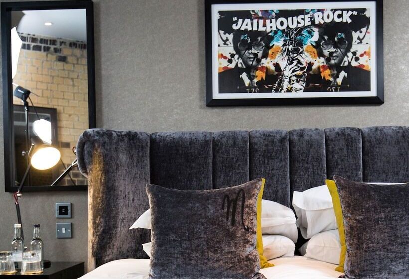 جناح جونيور, Malmaison Oxford