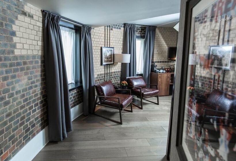 جناح جونيور, Malmaison Oxford