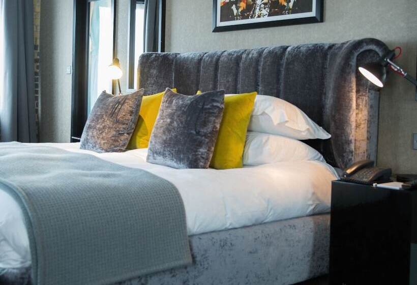 جناح جونيور, Malmaison Oxford