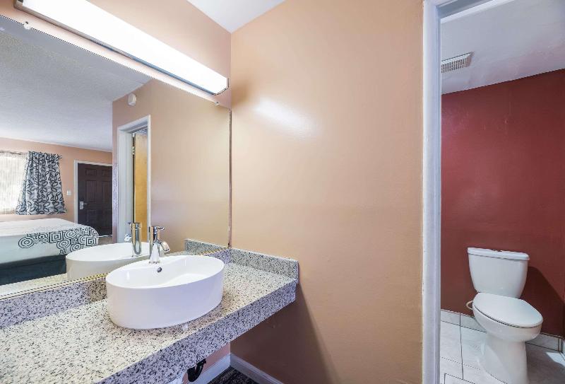 غرفة قياسية سرير كينج, Tiki Lodge Mchenry   Downtown Modesto