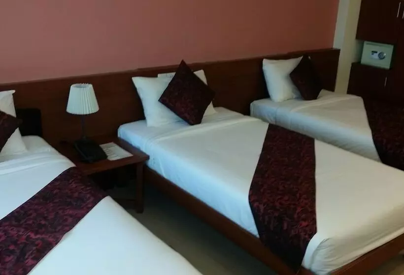 اتاق لوکس سه تخته, Paradise Hotel Nyaung Shwe