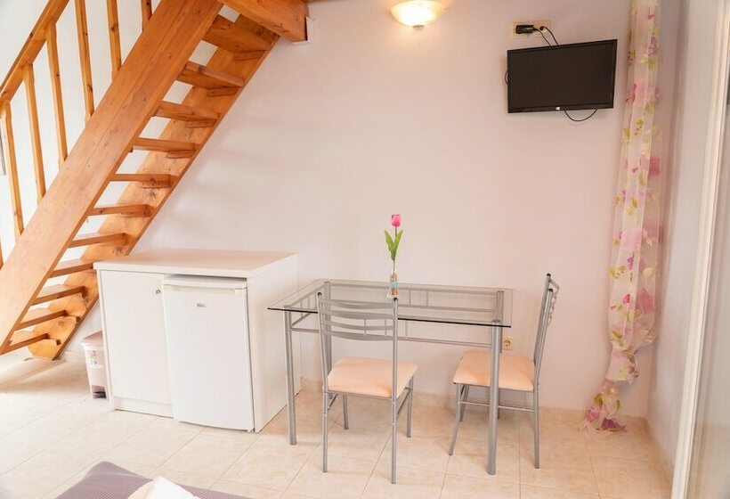 复式房间, Xi Village