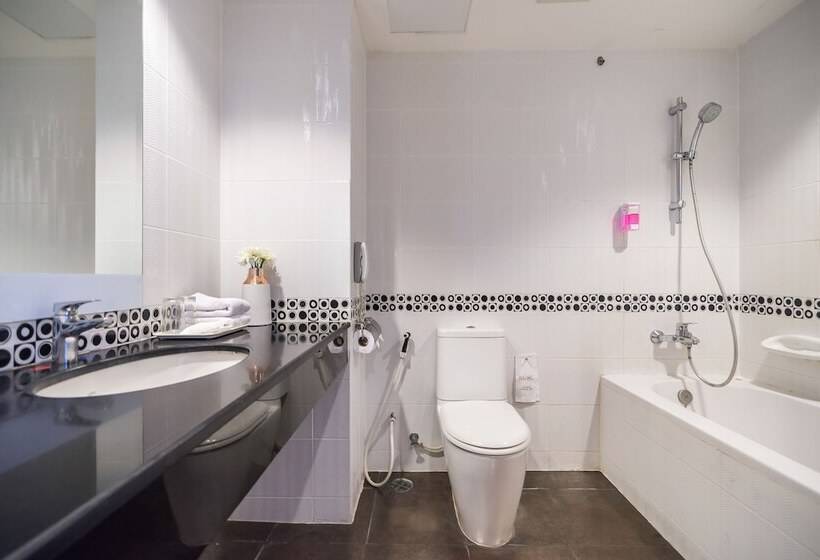 اتاق لوکس با چشم‌انداز استخر, Best Bella Pattaya