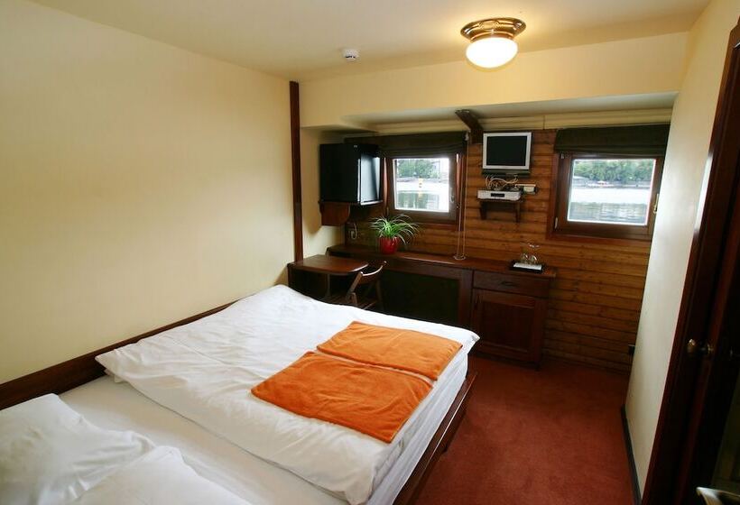 Standard Room River View, Boat Hotel Matylda