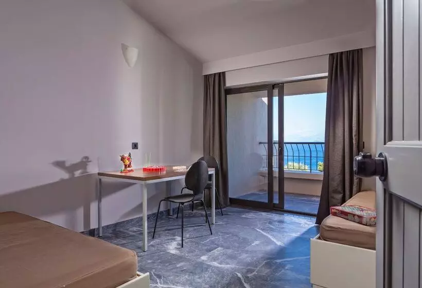 بنگله خانوادگی, Aeolos Beach Resort