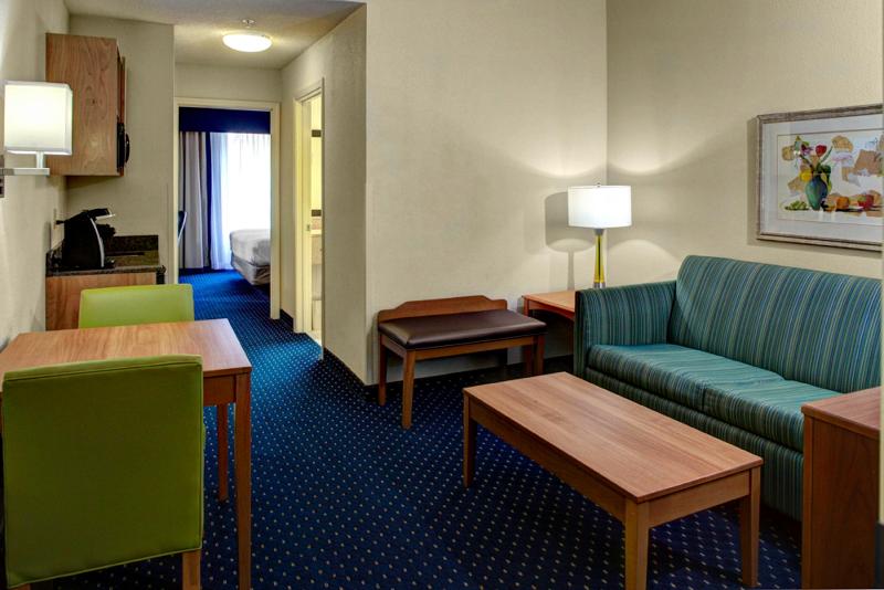 מיטת קינג בסוויטה, Holiday Inn Express Ashland, An Ihg
