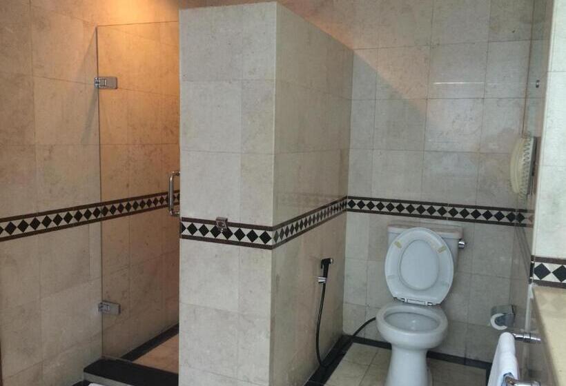 スタンダードスタジオ, Menara Peninsula