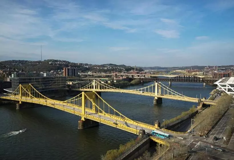 اتاق استاندارد با تخت بزرگ, Renaissance Pittsburgh