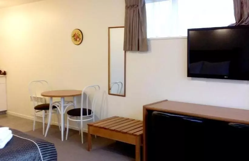 استودیوی استاندارد, Rosewood Court Motel
