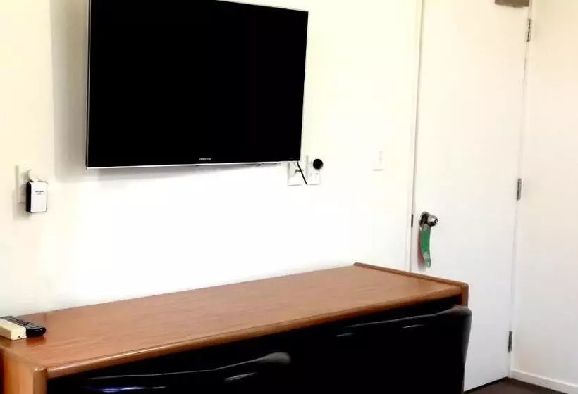 استودیوی استاندارد, Rosewood Court Motel