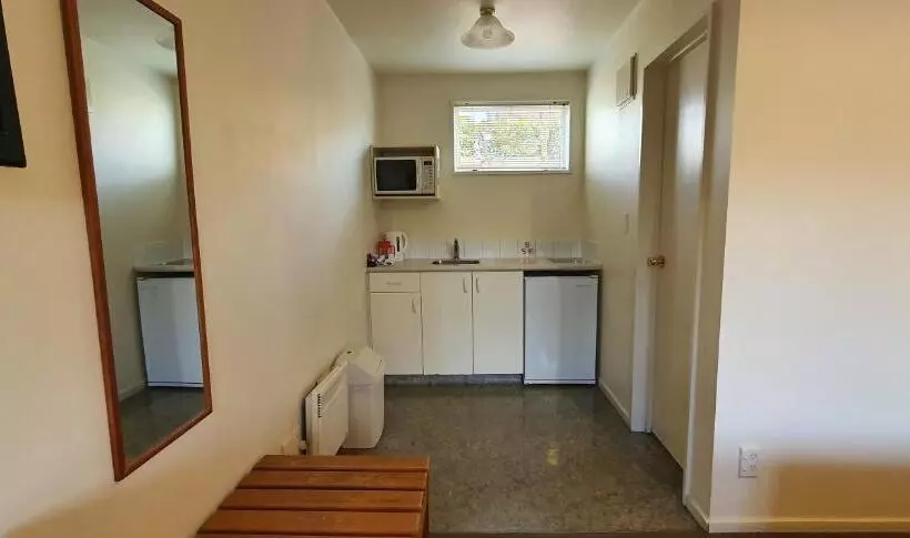 استودیوی استاندارد, Rosewood Court Motel