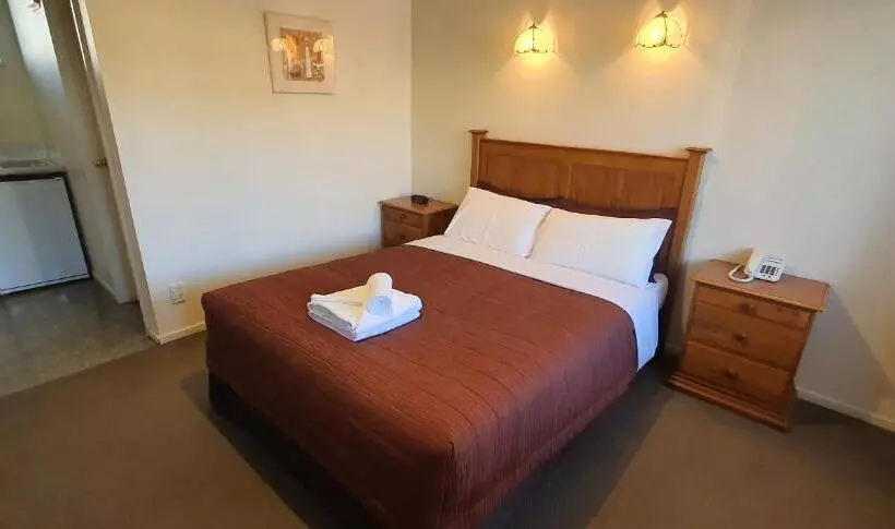استودیوی استاندارد, Rosewood Court Motel