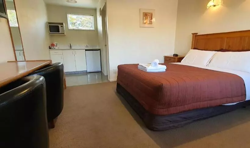 استودیوی استاندارد, Rosewood Court Motel