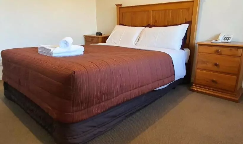 استودیوی استاندارد, Rosewood Court Motel