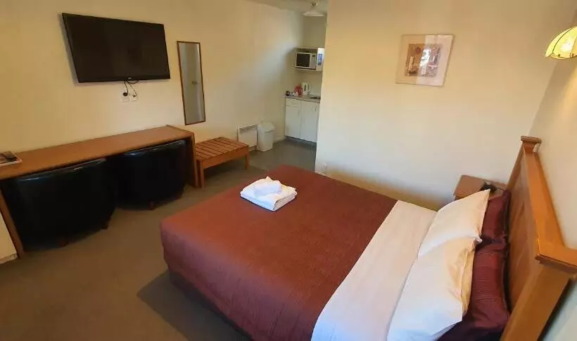 استودیوی استاندارد, Rosewood Court Motel