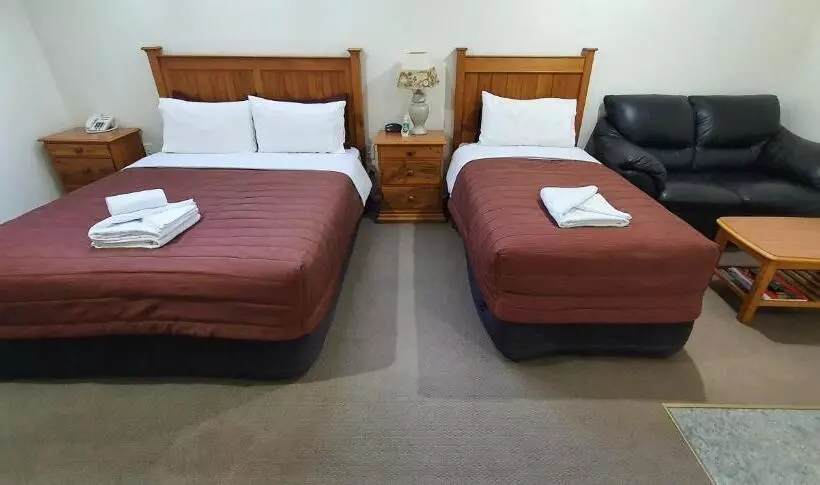 استودیوی سوپریور, Rosewood Court Motel