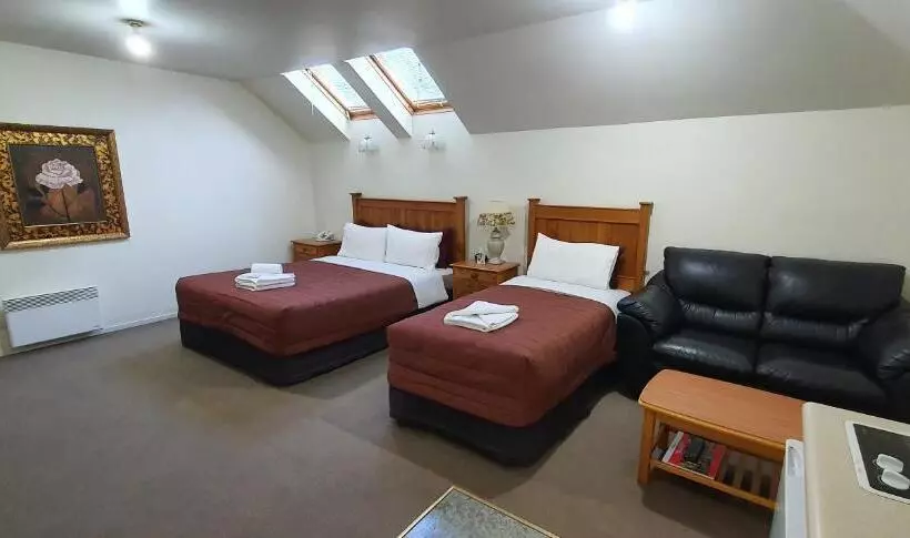 استودیوی سوپریور, Rosewood Court Motel