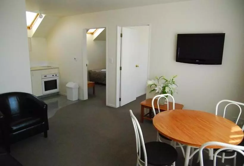 آپارتمان 2 خوابه, Rosewood Court Motel